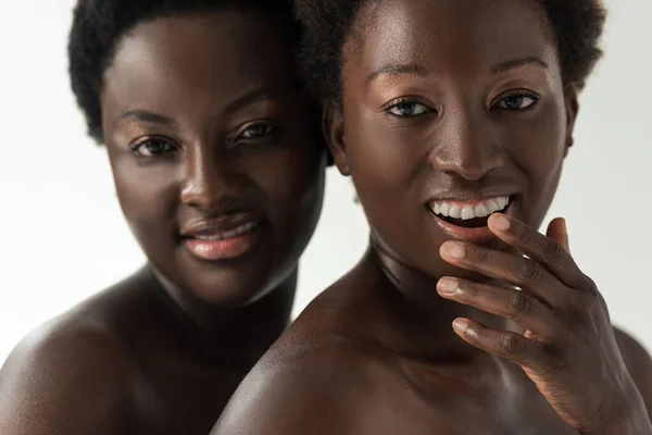 Heureux Afro Américain Copines Regardant Caméra Isolé Sur Gris — Photo