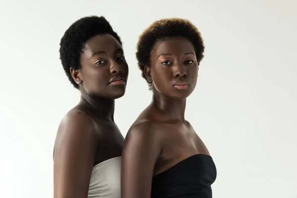 Привабливі Афроамериканські Дівчата Зверху Ізольовані Сірому — стокове фото