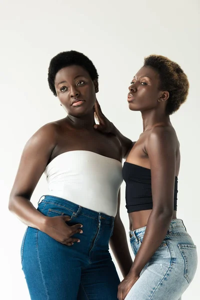 Afroamericana Amiche Jeans Top Abbracciate Isolate Sul Grigio — Foto Stock