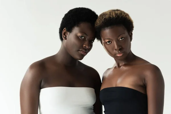 Afro Americanas Amigas Tops Aisladas Gris — Foto de Stock