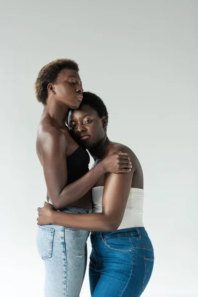 Bellissimi Amici Afroamericani Jeans Top Che Abbracciano Isolati Sul Grigio — Foto Stock