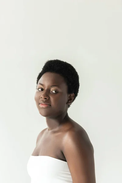 Привлекательная Улыбающаяся Африканская Американка Белом Топе Изолированная Сером — стоковое фото