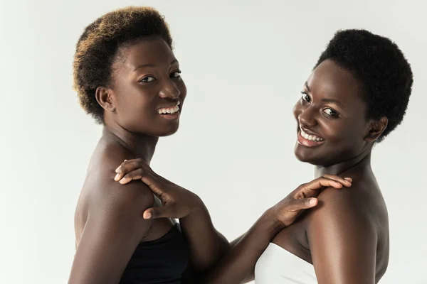 Сміється Афроамериканські Дівчата Вгорі Обіймаються Ізольовано Сірому — стокове фото