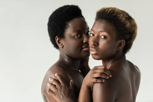 Nudo Afroamericano Donne Abbracciare Isolato Grigio — Foto Stock