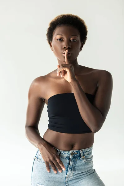 Chica Afroamericana Jeans Top Negro Mostrando Símbolo Del Silencio Aislado — Foto de Stock