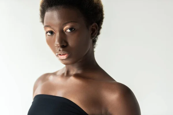 Attrayant Afro Américain Fille Haut Noir Isolé Sur Gris — Photo