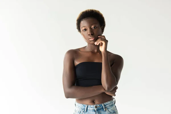 Pensativa Menina Afro Americana Jeans Top Preto Isolado Cinza — Fotografia de Stock