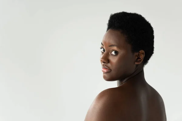 Jovem Mulher Americana Africana Nua Isolado Cinza — Fotografia de Stock