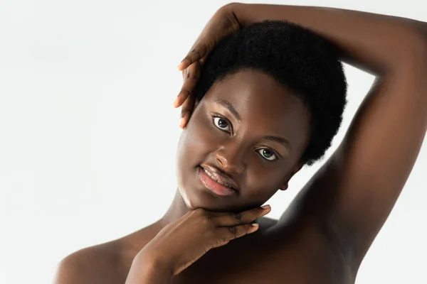 Sonriente Desnudo Africano Americano Chica Tocando Cara Aislado Gris — Foto de Stock