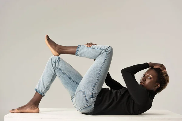 Afro Américaine Fille Jeans Col Roulé Noir Assis Sur Cube — Photo