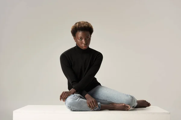 Attraktive Afrikanisch Amerikanische Mädchen Jeans Und Schwarzem Rollkragen Sitzt Auf — Stockfoto
