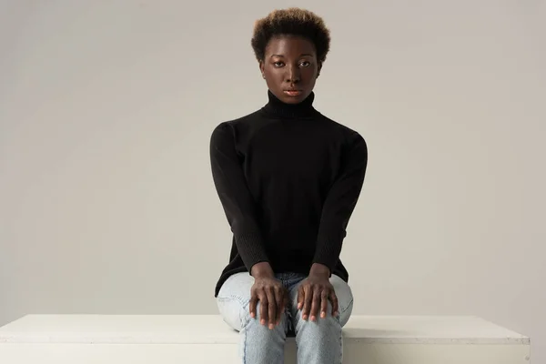 Indah African American Girl Jeans Black Turtleneck Sitting White Cube — Stok Foto