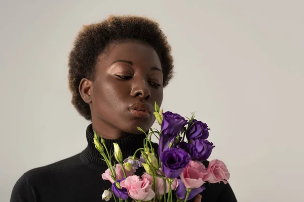 Hermosa Mujer Afroamericana Cuello Alto Negro Sosteniendo Flores Eustoma Aisladas — Foto de Stock