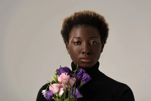 Séduisante Femme Afro Américaine Col Roulé Noir Tenant Des Fleurs — Photo