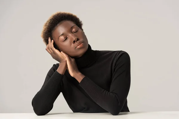 Приваблива Ніжна Афроамериканська Жінка Закритими Очима Чорному Черепашку Сидить Столом — стокове фото