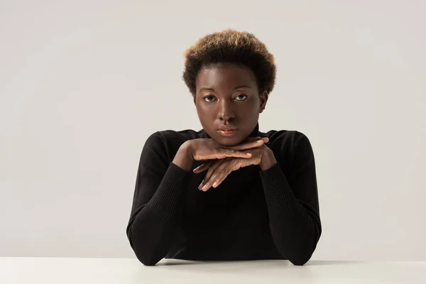 Onéreux Attrayant Afro Américain Femme Noir Col Roulé Assis Table — Photo