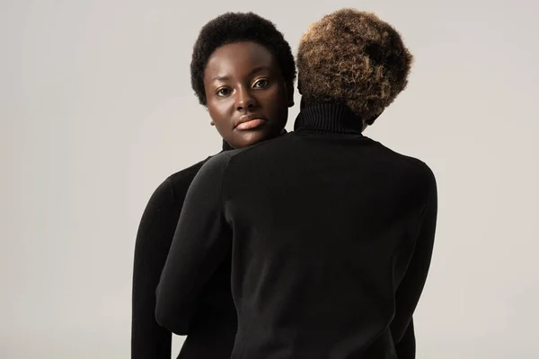 Schöne Afrikanisch Amerikanische Frauen Schwarzen Rollkragenpullovern Die Sich Isoliert Auf — Stockfoto