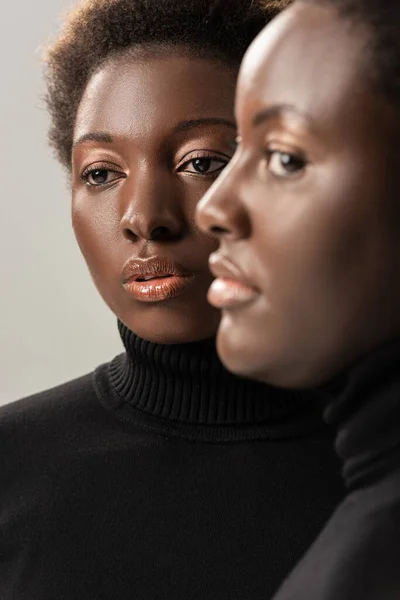 Porträt Afrikanisch Amerikanischer Freunde Schwarzen Rollkragenpullovern Isoliert Auf Grau — Stockfoto