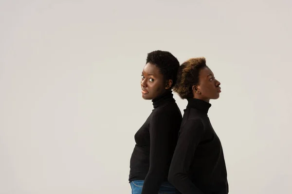 Afro Americano Amiche Nero Dolcevita Piedi Indietro Indietro Isolato Grigio — Foto Stock