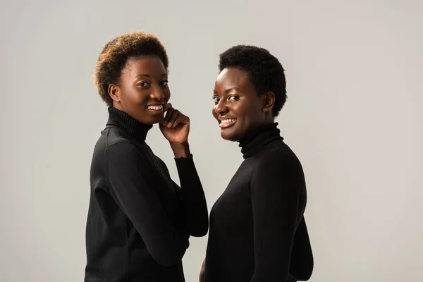 Sorridenti Ragazze Africane Americane Dolcevita Neri Isolati Grigio — Foto Stock