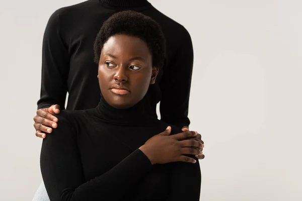 Afrikanisch Amerikanische Freunde Schwarzen Rollkragenpullovern Die Hände Isoliert Auf Grau — Stockfoto