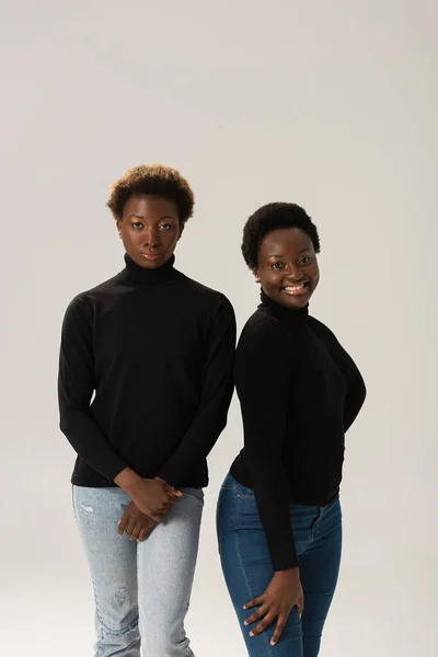 Niñas Afroamericanas Sonrientes Cuellos Altos Negros Con Brazos Cruzados Aislados — Foto de Stock