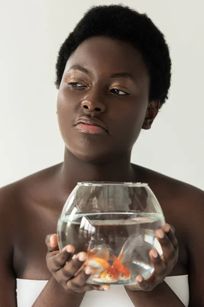 Reflexiva Chica Afroamericana Sosteniendo Acuario Con Peces Aislados Gris — Foto de Stock