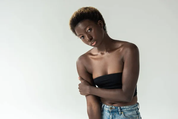 Attraktive Afrikanisch Amerikanische Mädchen Jeans Und Schwarzem Top Isoliert Auf — Stockfoto