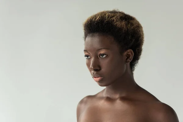 Bela Menina Americana Africana Nua Isolado Cinza — Fotografia de Stock