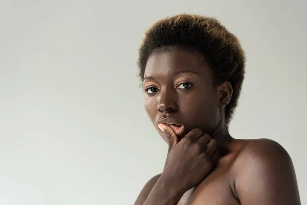 Σέξι Γυμνή Αφροαμερικανή Κοπέλα Που Αγγίζει Χείλη Απομονωμένα Στο Γκρι — Φωτογραφία Αρχείου