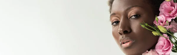 Gesicht Einer Afrikanisch Amerikanischen Frau Mit Rosa Eustoma Blüten Isoliert — Stockfoto