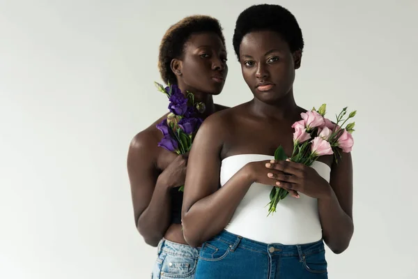 African American Women Jeans Tops Holding Flowers Isolated Grey — Stock Photo, Image