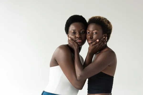 Chicas Afroamericanas Tops Abrazándose Aisladas Gris — Foto de Stock