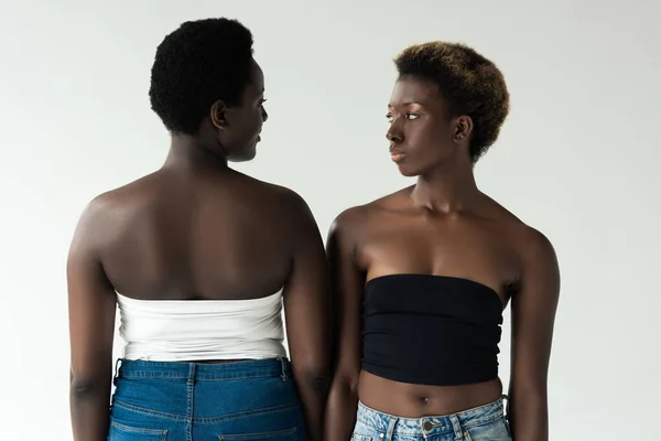 Kotlu Üstlü Afro Amerikan Kız Arkadaşları Gri Üzerinde Tek Başlarına — Stok fotoğraf