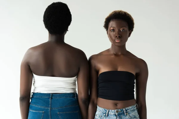 Donne Africane Americane Jeans Top Piedi Isolati Grigio — Foto Stock