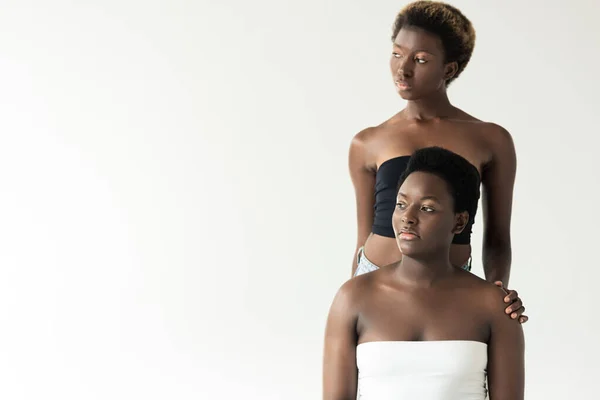 Bellissime Amiche Afro Americane Cime Isolate Sul Grigio — Foto Stock