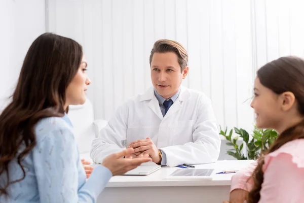 Mother Daughter Talking Ent Physician Consultation — Stock Photo, Image