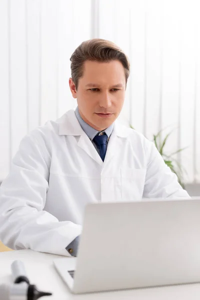 Selective Focus Thoughtful Otolaryngologist Using Laptop Workplace — Stock Photo, Image