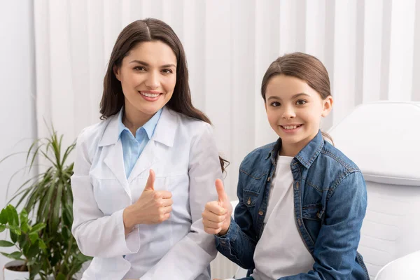 Felice Ent Medico Bambino Mostrando Pollici Mentre Sorride Alla Fotocamera — Foto Stock