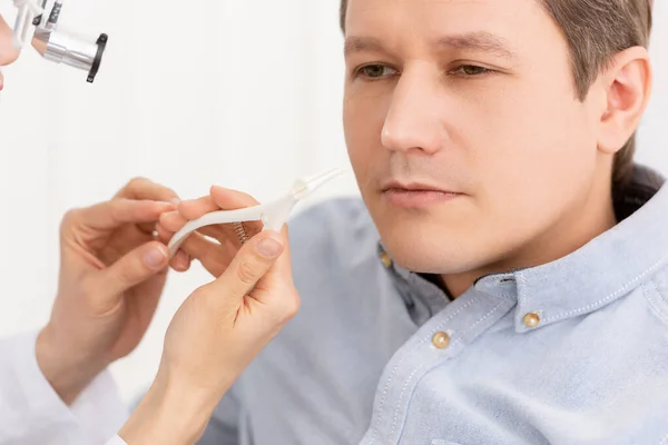 Visão Cortada Médico Ent Segurando Espéculo Nasal Perto Paciente — Fotografia de Stock