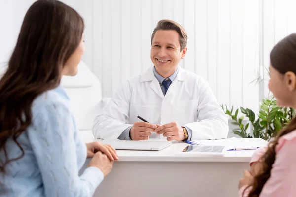 Médico Sorridente Conversando Com Mãe Filha Durante Consulta — Fotografia de Stock