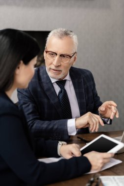 İş görüşmelerinde iş kadınlarıyla konuşurken seçici bir odak noktası 