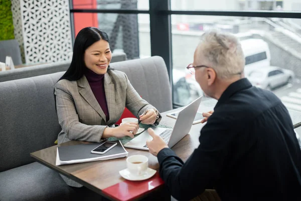 Enfoque Selectivo Sonriente Mujer Negocios Asiática Hablando Con Hombre Negocios — Foto de Stock