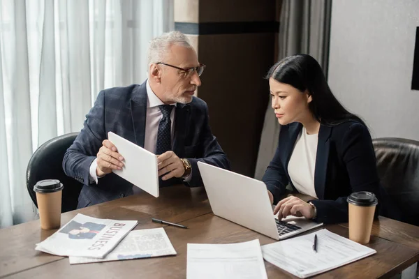 Affärsman Visar Digitala Surfplatta Till Asiatiska Affärskvinna Affärsmöte — Stockfoto