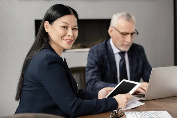 Selektiver Fokus Der Lächelnden Asiatischen Geschäftsfrau Mit Digitalem Tablet Und — Stockfoto