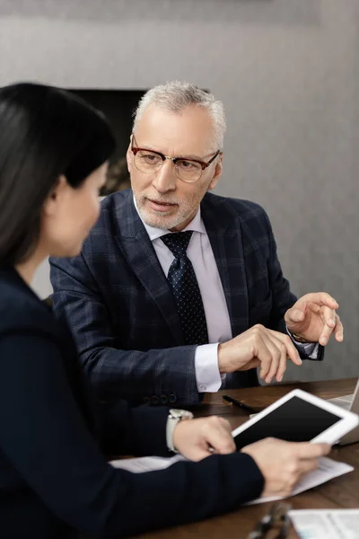 Foco Seletivo Empresário Conversando Com Empresária Durante Reunião Negócios — Fotografia de Stock