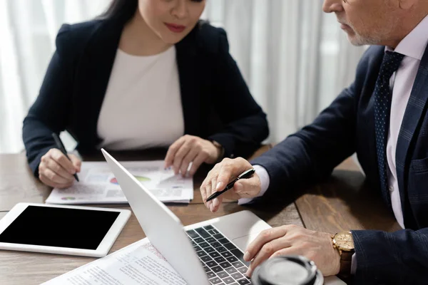 Cropped View Businessman Businesswoman Looking Laptop Business Meeting — Stock Photo, Image