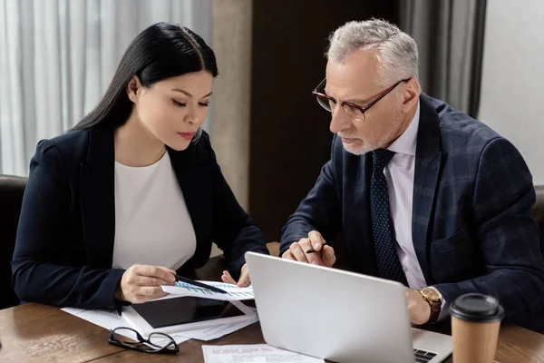 Hombre Negocios Mujer Negocios Asiática Hablando Mirando Papel Durante Reunión — Foto de Stock