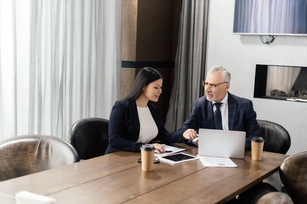 Lächelnder Geschäftsmann Und Asiatische Geschäftsfrau Sprechen Während Eines Geschäftstreffens — Stockfoto