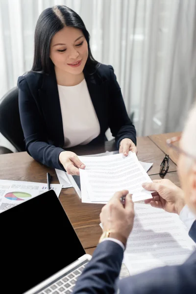 Abgeschnittene Ansicht Von Geschäftsmann Der Lächelnde Asiatische Geschäftsfrau Während Eines — Stockfoto